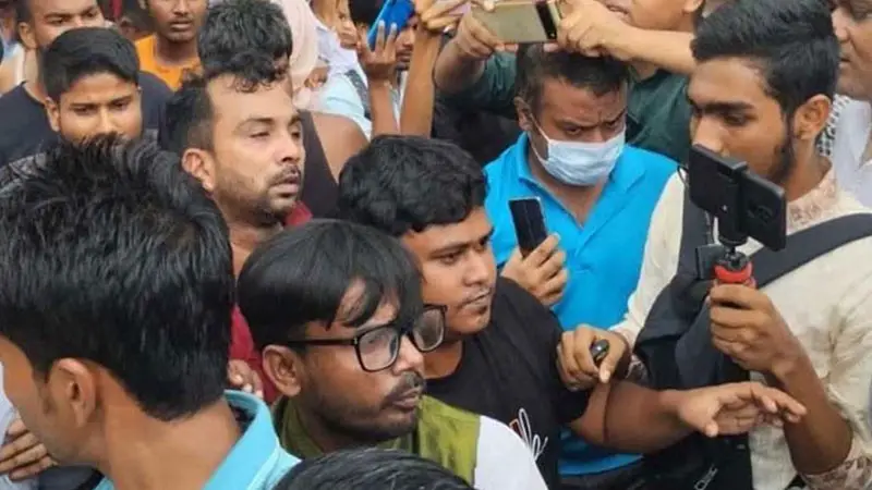 হিরো আলমের প্রচারণায় নারীদের হামলা হিরো আলমের প্রচারণায় নারীদের হামলা