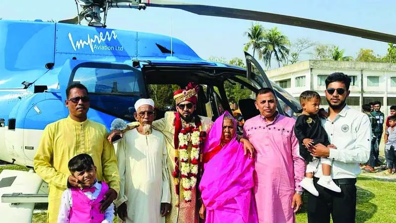 বাবা-মাকে সঙ্গে নিয়ে হেলিকপ্টারে চড়ে বর এলেন কনের বাড়ি