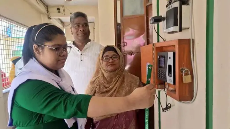 সন্তানকে স্কুলে পাঠিয়ে চিন্তিত? ঘরে বসেই তথ্য জানবে অভিভাবক সন্তানকে স্কুলে পাঠিয়ে চিন্তিত? ঘরে বসেই তথ্য জানবে অভিভাবক