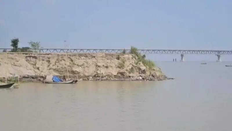 ১১০ কোটি টাকার তীর রক্ষা বাঁধে ধস, বড় ধরনের ভাঙনের আশঙ্কা ১১০ কোটি টাকার তীর রক্ষা বাঁধে ধস, বড় ধরনের ভাঙনের আশঙ্কা