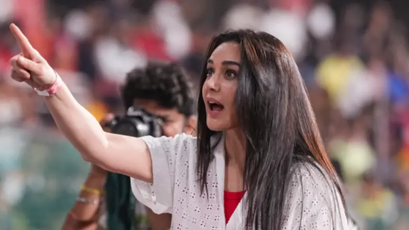 ক্ষমা চাইলেন প্রীতি জিনতা ক্ষমা চাইলেন প্রীতি জিনতা