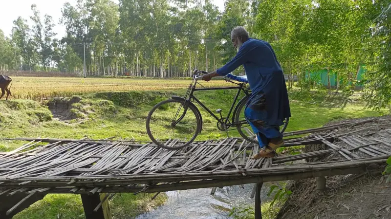 ফুলবাড়ীতে কালভার্ট ধসে পড়ায় যাতায়াতে ভোগান্তি ফুলবাড়ীতে কালভার্ট ধসে পড়ায় যাতায়াতে ভোগান্তি