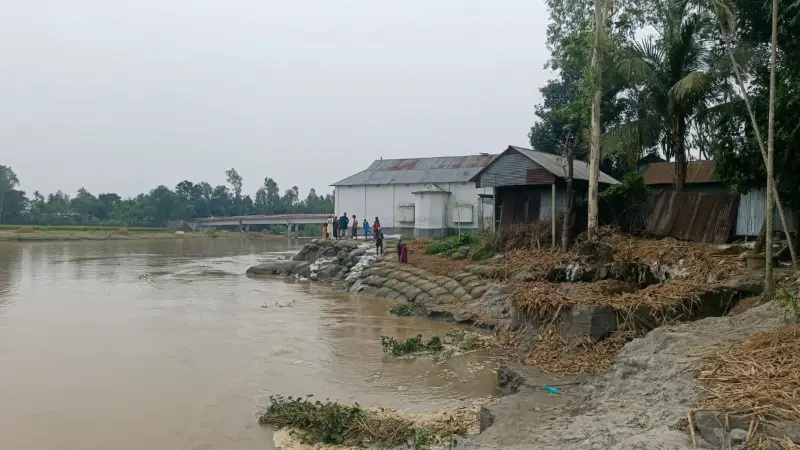 শতবর্ষী মসজিদ, সেতু ও শত ঘরবাড়ি বিলীন হওয়ার পথে শতবর্ষী মসজিদ, সেতু ও শত ঘরবাড়ি বিলীন হওয়ার পথে