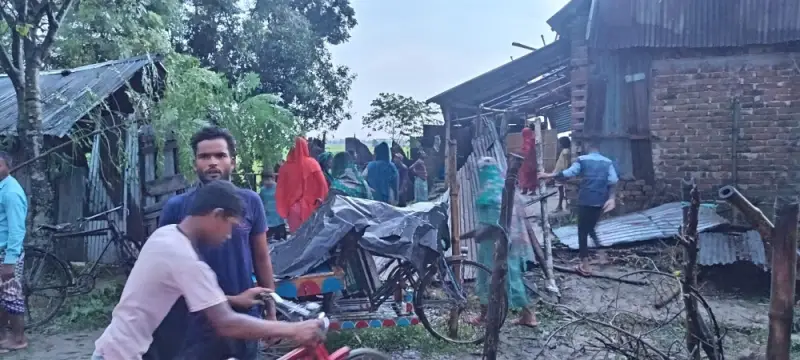 রাণীশংকৈলে হঠাৎ ঘূর্ণিঝড়, লণ্ডভণ্ড বাড়িঘর