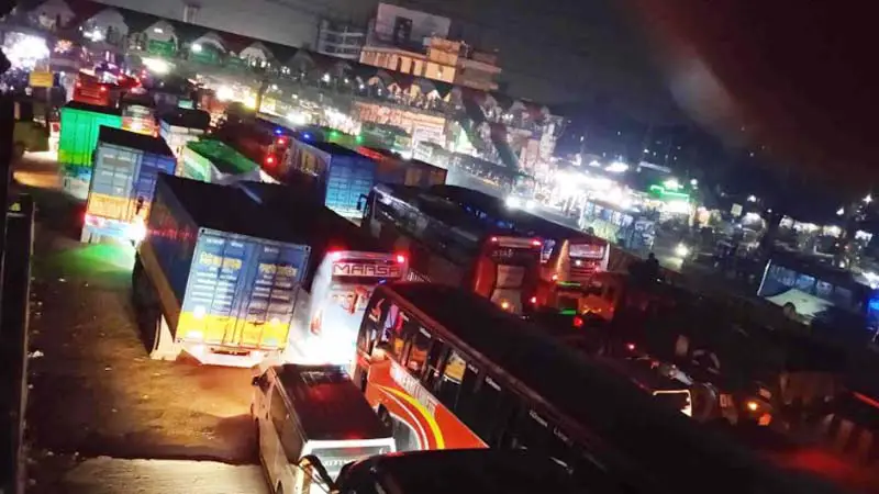 সায়েদাবাদ থেকে কাঁচপুর ব্রিজ পর্যন্ত ৮ কিলোমিটার যানজট সায়েদাবাদ থেকে কাঁচপুর ব্রিজ পর্যন্ত ৮ কিলোমিটার যানজট