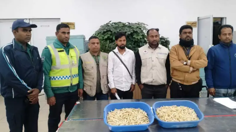 বিমানবন্দরে পাখির নখসহ ভারতীয় নাগরিক আটক বিমানবন্দরে পাখির নখসহ ভারতীয় নাগরিক আটক