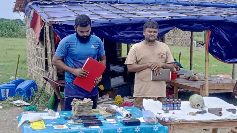 পদ্মার সেই কাকন বাহিনীর আস্তানায় সেনাবাহিনীর অভিযানে অস্ত্রসহ আটক ৩ পদ্মার সেই কাকন বাহিনীর আস্তানায় সেনাবাহিনীর অভিযানে অস্ত্রসহ আটক ৩