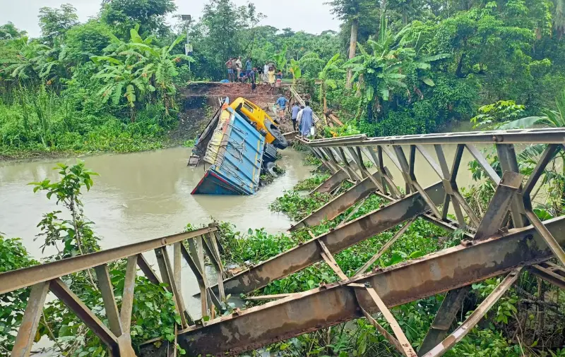 বেইলি ব্রিজে ভয়াবহ দুর্ঘটনা, তিন দিনেও শুরু হয়নি সংস্কার কাজ! বেইলি ব্রিজে ভয়াবহ দুর্ঘটনা, তিন দিনেও শুরু হয়নি সংস্কার কাজ!