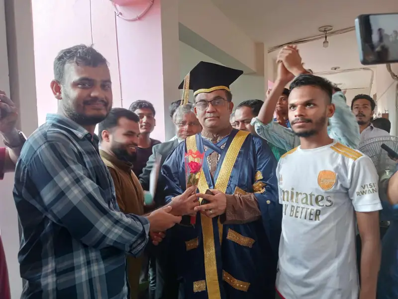 জাবির সিনেট সভা শুরুর পূর্বে ফুলেল শুভেচ্ছা পেলেন জুলাই যোদ্ধা শিক্ষকরা জাবির সিনেট সভা শুরুর পূর্বে ফুলেল শুভেচ্ছা পেলেন জুলাই যোদ্ধা শিক্ষকরা