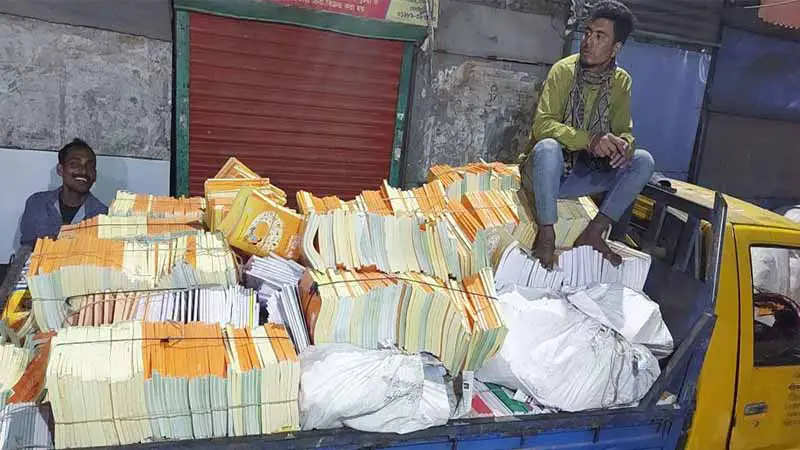 পাঠ্যপুস্তকের জন্য হাহাকার! অবাধে বিক্রি হচ্ছে সরকারি বই পাঠ্যপুস্তকের জন্য হাহাকার! অবাধে বিক্রি হচ্ছে সরকারি বই