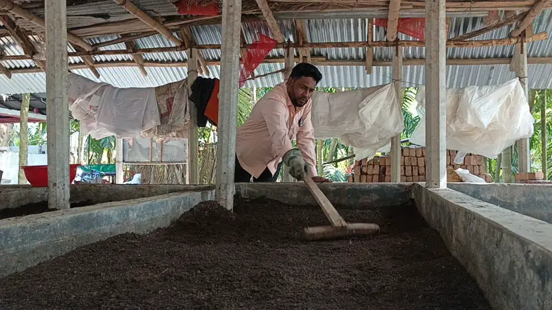 কেঁচো সারে ঘুরছে শাহজাহানের ভাগ্যের চাকা কেঁচো সারে ঘুরছে শাহজাহানের ভাগ্যের চাকা