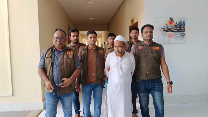 যশোরে ৩৩ মামলার আসামি কাজী তারেক আটক যশোরে ৩৩ মামলার আসামি কাজী তারেক আটক