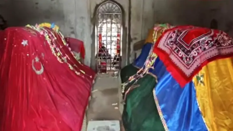 ৪৫০ বছর ধরে কবরেই লুকানো রহস্য, এখনও কেউ জানে না কারা শুয়ে আছেন! ৪৫০ বছর ধরে কবরেই লুকানো রহস্য, এখনও কেউ জানে না কারা শুয়ে আছেন!