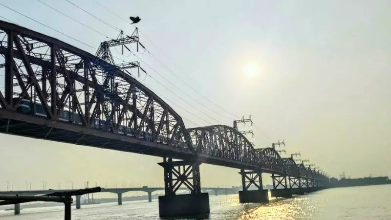 প্রমত্তা পদ্মার বুকে শত বছরের সাক্ষী হয়ে দাঁড়িয়ে আছে হার্ডিঞ্জ ব্রিজ প্রমত্তা পদ্মার বুকে শত বছরের সাক্ষী হয়ে দাঁড়িয়ে আছে হার্ডিঞ্জ ব্রিজ
