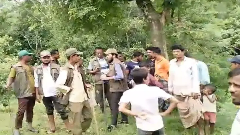 অবৈধ ঘর উচ্ছেদের সময় বন কর্মকর্তার সামনেই গৃহবধূর বিষপান! অবৈধ ঘর উচ্ছেদের সময় বন কর্মকর্তার সামনেই গৃহবধূর বিষপান!