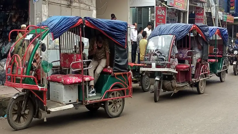 কুয়াকাটায় অটোচালকদের দৌরাত্ম্যে নিরাপত্তাহীনতায় পর্যটকরা কুয়াকাটায় অটোচালকদের দৌরাত্ম্যে নিরাপত্তাহীনতায় পর্যটকরা