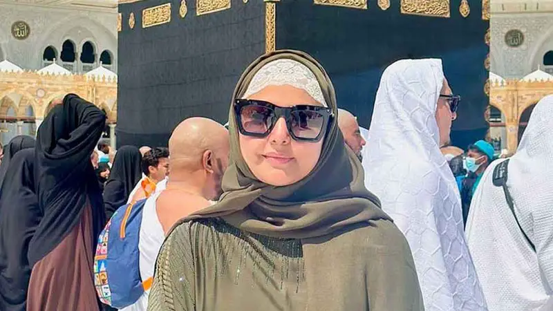 মরণব্যাধি ক্যানসারের নিয়েই ওমরাহ পালন করলেন হিনা মরণব্যাধি ক্যানসারের নিয়েই ওমরাহ পালন করলেন হিনা