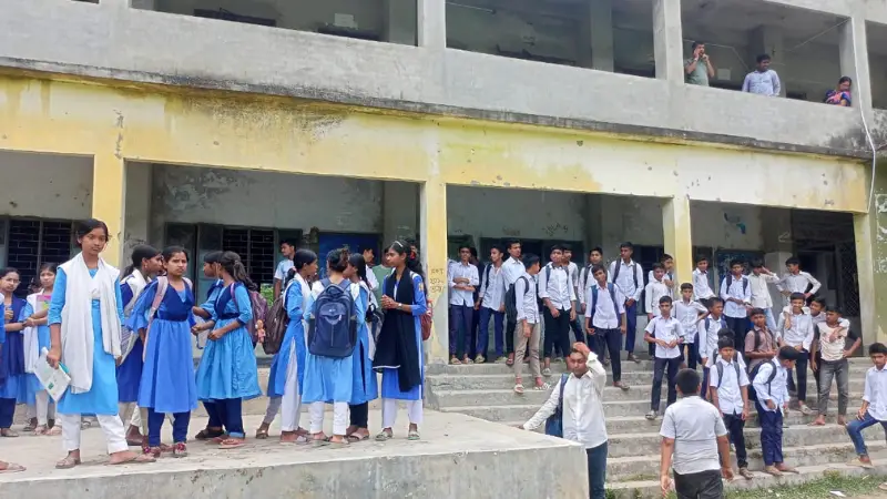 স্কুল সভাপতির মারমুখী আচরণের প্রতিবাদে কর্মবিরতি অব্যাহত স্কুল সভাপতির মারমুখী আচরণের প্রতিবাদে কর্মবিরতি অব্যাহত
