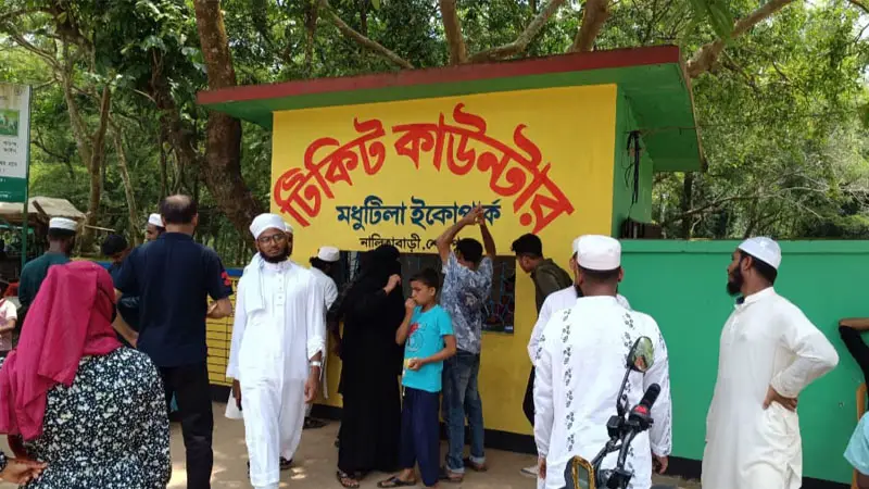 গরম উপেক্ষা করে প্রকৃতির সান্নিধ্যে মধুটিলায় মানুষের ঢল গরম উপেক্ষা করে প্রকৃতির সান্নিধ্যে মধুটিলায় মানুষের ঢল