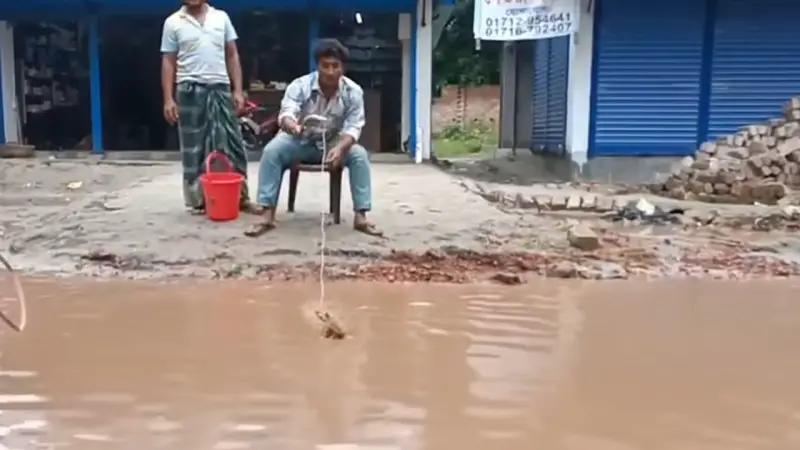 রাজবাড়ী হাসপাতাল সড়কে হাঁটুসমান পানি, বঁড়শি দিয়ে ধরা হচ্ছে মাছ! রাজবাড়ী হাসপাতাল সড়কে হাঁটুসমান পানি, বঁড়শি দিয়ে ধরা হচ্ছে মাছ!