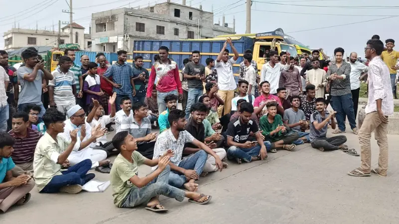 জাতীয় পর্যায়ে নজরুল জন্মজয়ন্তী উদযাপনের দাবিতে মহাসড়ক অবরোধ জাতীয় পর্যায়ে নজরুল জন্মজয়ন্তী উদযাপনের দাবিতে মহাসড়ক অবরোধ