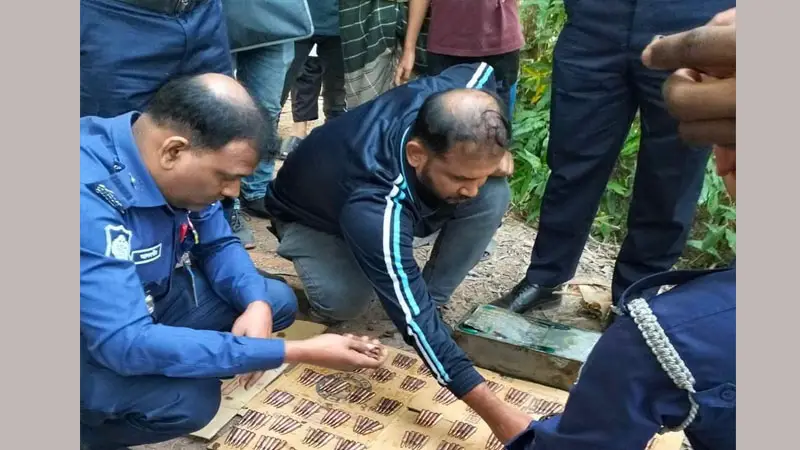 থানা থেকে লুট হওয়া অস্ত্র পাওয়া গেলো খালে থানা থেকে লুট হওয়া অস্ত্র পাওয়া গেলো খালে
