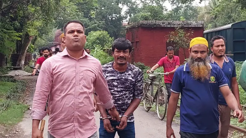 রেল কোচ ভেঙে লোহা চুরি, হাতেনাতে ধরা পড়লো চোর রেল কোচ ভেঙে লোহা চুরি, হাতেনাতে ধরা পড়লো চোর