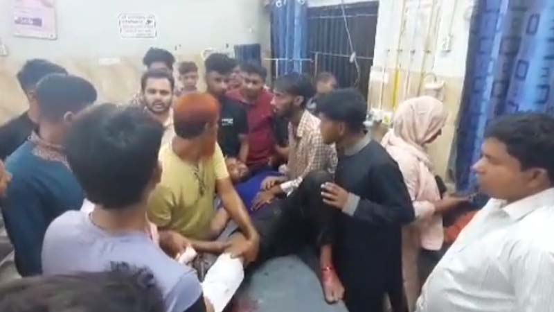 নাটোরে বাসের সিরিয়াল নিয়ে দুপক্ষের সংঘর্ষ, গুলিবিদ্ধসহ আহত ৮ নাটোরে বাসের সিরিয়াল নিয়ে দুপক্ষের সংঘর্ষ, গুলিবিদ্ধসহ আহত ৮