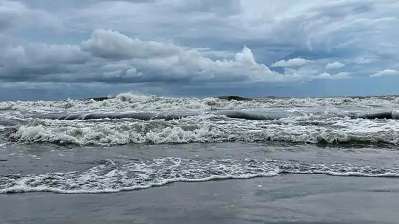 ঘূর্ণিঝড়ে রূপ নেওয়ার শঙ্কা গভীর নিম্নচাপটি ঘূর্ণিঝড়ে রূপ নেওয়ার শঙ্কা গভীর নিম্নচাপটি