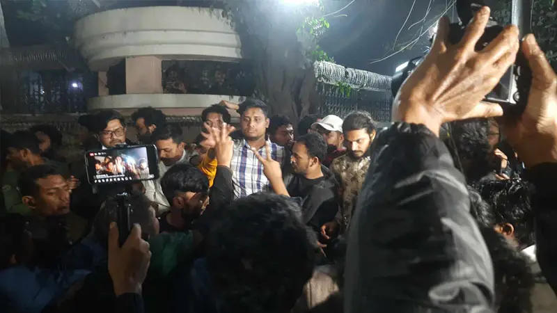 ব্যারিকেড ভেঙে যমুনার সামনে অবস্থান নিয়েছেন জুলাইয়ের আহতরা ব্যারিকেড ভেঙে যমুনার সামনে অবস্থান নিয়েছেন জুলাইয়ের আহতরা