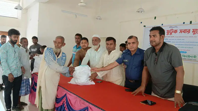 ঝিনাইগাতীতে ঈদের উপহার পেলেন ২০০-এর বেশি অসহায় পরিবার ঝিনাইগাতীতে ঈদের উপহার পেলেন ২০০-এর বেশি অসহায় পরিবার