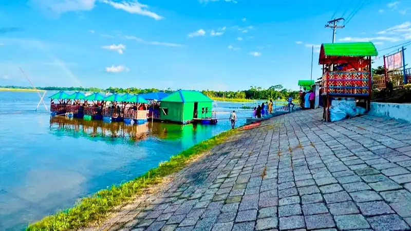 ফরাজীকান্দিতে অবৈধ ভাসমান রেস্টুরেন্টে পর্যটকের ভিড় ফরাজীকান্দিতে অবৈধ ভাসমান রেস্টুরেন্টে পর্যটকের ভিড়