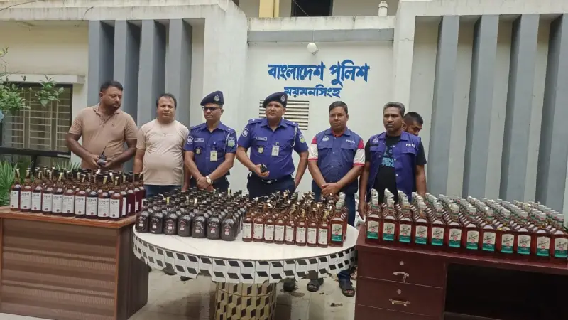 ময়মনসিংহে  ৩০২ বোতল ভারতীয় মদসহ প্রাইভেটকার জব্দ 