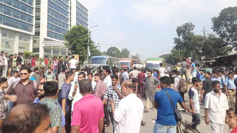 আগারগাঁওয়ে অভ্যুত্থানে আহত ছাত্র-জনতার সড়ক অবরোধ আগারগাঁওয়ে অভ্যুত্থানে আহত ছাত্র-জনতার সড়ক অবরোধ