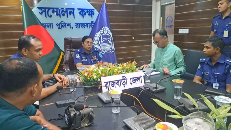 রাজবাড়ীতে তিন হত্যাকাণ্ডের রহস্য উদঘাটন, গ্রেপ্তার ১৩ রাজবাড়ীতে তিন হত্যাকাণ্ডের রহস্য উদঘাটন, গ্রেপ্তার ১৩
