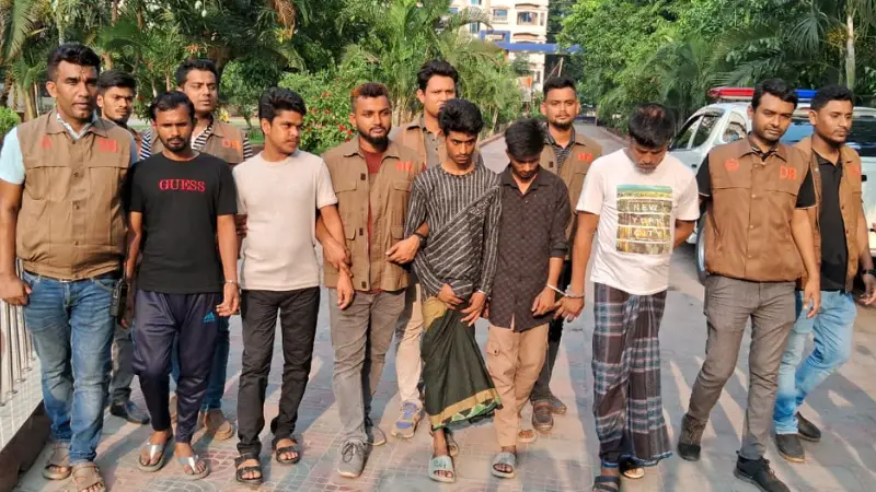 এক্সপ্রেসওয়ে ব্যারিকেড দিয়ে ডাকাতির চেষ্টার সাথে জড়িত ৫ ডাকাত গ্রেফতার এক্সপ্রেসওয়ে ব্যারিকেড দিয়ে ডাকাতির চেষ্টার সাথে জড়িত ৫ ডাকাত গ্রেফতার