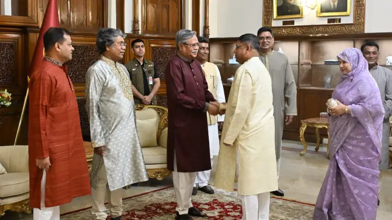 রাষ্ট্রপতির সাথে সেনাপ্রধানের সস্ত্রীক ঈদ শুভেচ্ছা বিনিময়