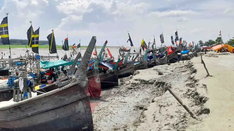নিষেধাজ্ঞা উঠতেই ট্রলার-জাল নিয়ে প্রস্তুত জেলেরা নিষেধাজ্ঞা উঠতেই ট্রলার-জাল নিয়ে প্রস্তুত জেলেরা