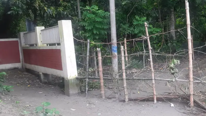 গৌরনদীতে স্কুলের পথে বেড়া: শিক্ষার্থীদের প্রতিবাদ গৌরনদীতে স্কুলের পথে বেড়া: শিক্ষার্থীদের প্রতিবাদ