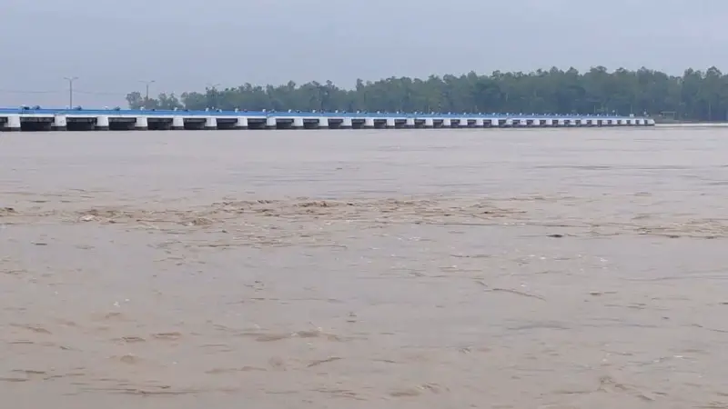 তিস্তায় বাঁধ ভেঙে প্লাবিত লোকালয়, পানিবন্দি কয়েক হাজার মানুষ তিস্তায় বাঁধ ভেঙে প্লাবিত লোকালয়, পানিবন্দি কয়েক হাজার মানুষ