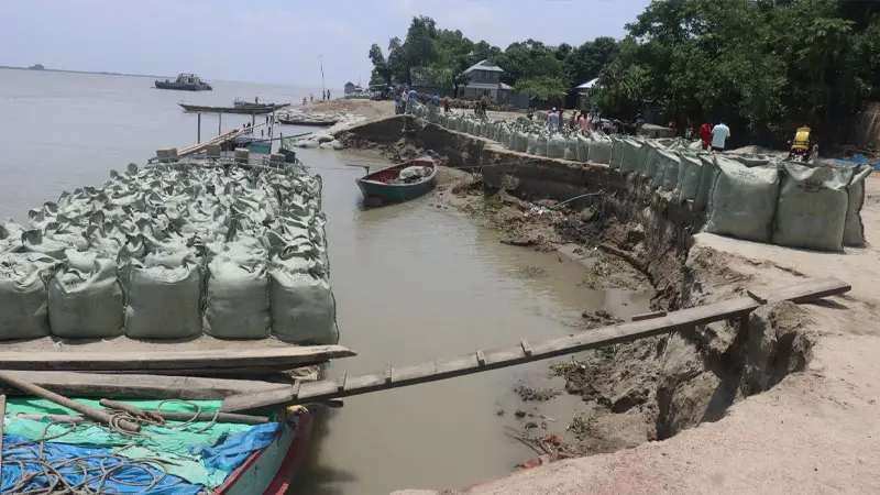 একদিকে বাঁধ, অন্যদিকে বালু কাটার লাইসেন্স! একদিকে বাঁধ, অন্যদিকে বালু কাটার লাইসেন্স!