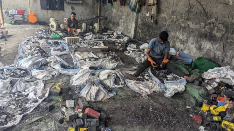 প্রভাবশালীদের ছত্রছায়ায় বন্ধ শিশা কারখানা পুনরায় চালু প্রভাবশালীদের ছত্রছায়ায় বন্ধ শিশা কারখানা পুনরায় চালু