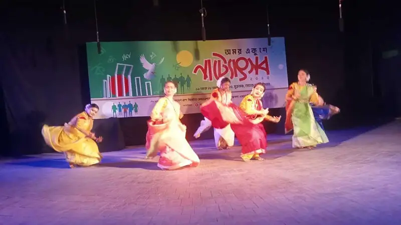 বইমেলার ফাঁকা মঞ্চে ‘একুশে নাট্যোৎসব’ বইমেলার ফাঁকা মঞ্চে ‘একুশে নাট্যোৎসব’