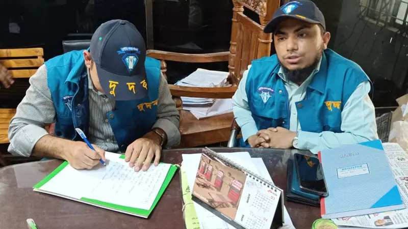 চুয়াডাঙ্গায় বিআরটিএ অফিসে দুদকের অভিযান চুয়াডাঙ্গায় বিআরটিএ অফিসে দুদকের অভিযান