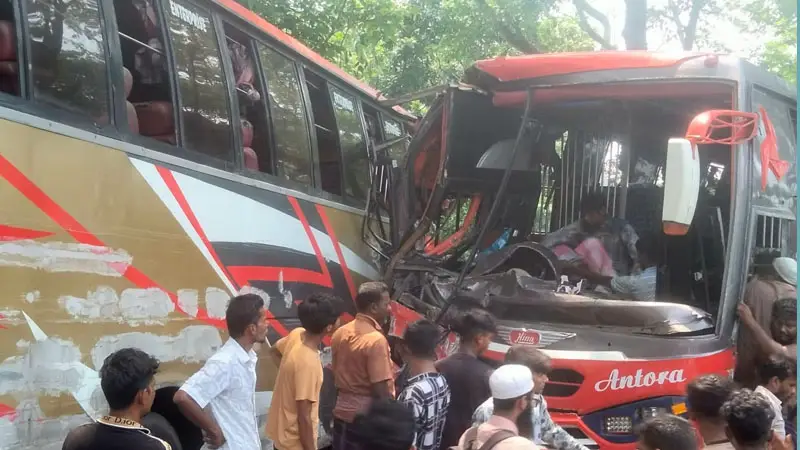 ডাসারে দুই বাসের সংঘর্ষে প্রাণে বাঁচলো শতাধিক যাত্রী ডাসারে দুই বাসের সংঘর্ষে প্রাণে বাঁচলো শতাধিক যাত্রী