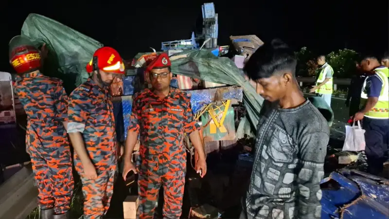 মাওয়া এক্সপ্রেসওয়েতে সড়ক দুর্ঘটনায় ৪ জন নিহত, আহত ১৪ মাওয়া এক্সপ্রেসওয়েতে সড়ক দুর্ঘটনায় ৪ জন নিহত, আহত ১৪