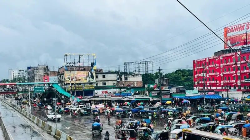 মানিকগঞ্জে দুই দিনের বৃষ্টিতে জলাবদ্ধতা, থেমে গেছে জীবনের গতি