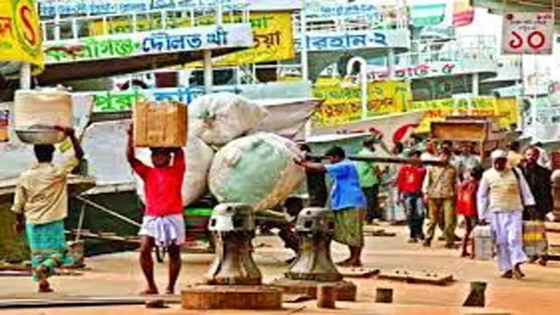 সদরঘাটে কুলিদের দৌরাত্ম্য