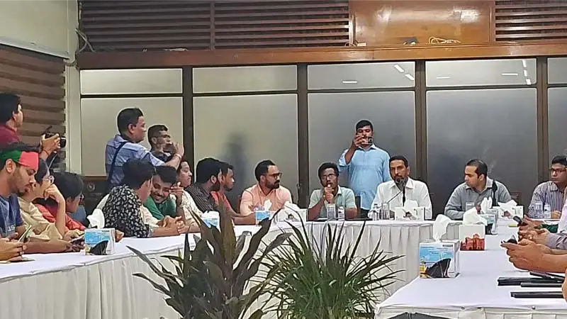 ছাত্রদের সঙ্গে মত বিনিময় করলেন চট্টগ্রাম জেলা প্রশাসক ছাত্রদের সঙ্গে মত বিনিময় করলেন চট্টগ্রাম জেলা প্রশাসক
