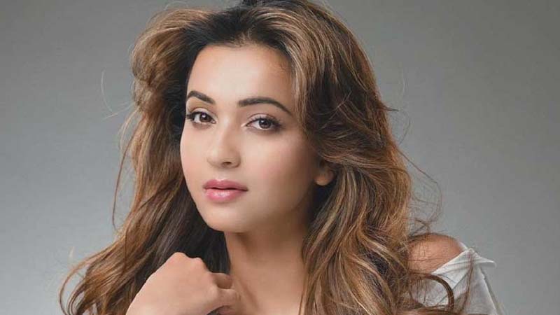 অনেক ধাক্কা খেয়েছি, তাতেও পুরোটা শিখে উঠতে পারিনি: কৌশানী অনেক ধাক্কা খেয়েছি, তাতেও পুরোটা শিখে উঠতে পারিনি: কৌশানী